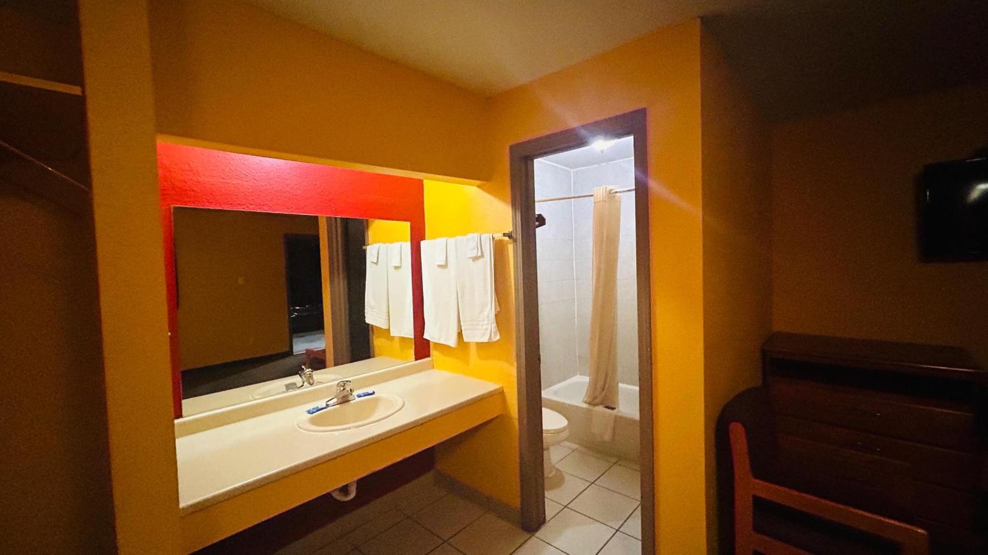 Relax Inn By Oyo Sulphur Hwy 90 Екстериор снимка